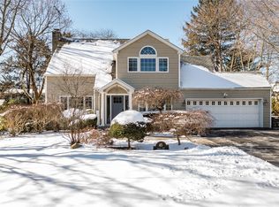 45 Holly Ln, Roslyn Heights, NY 11577