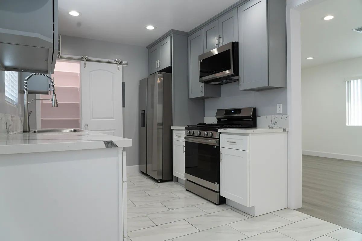 Building Photo - 6907 Hazeltine Ave #5