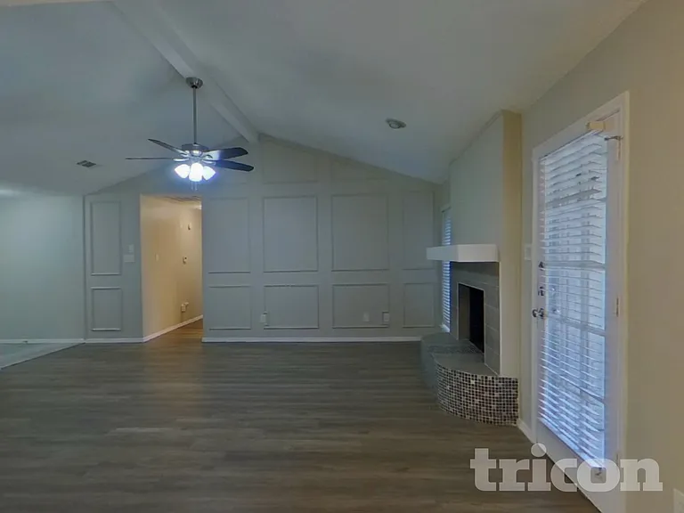 3910 Lillie St — Photo 3