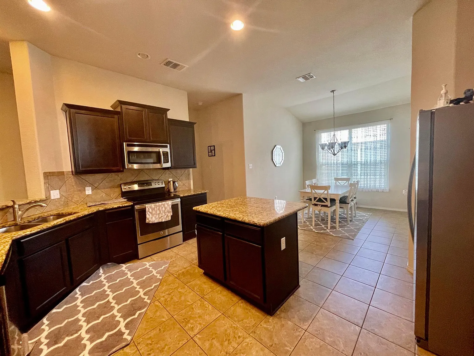 4 bed, 2.5 bath, 2265 sqft, $2,300 — Photo 3