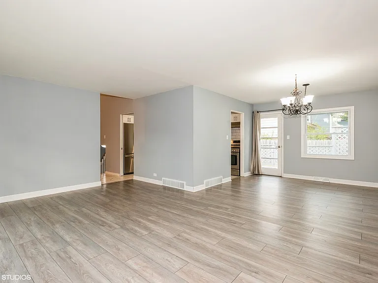 319 Shirley Ct — Photo 6