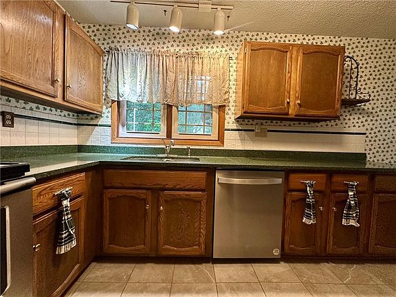 5th image of 140 White Ridge Dr
