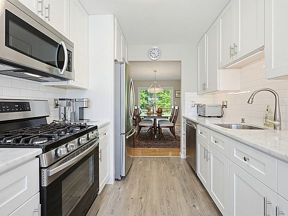 4th image of 27 Country Hill Rd #27