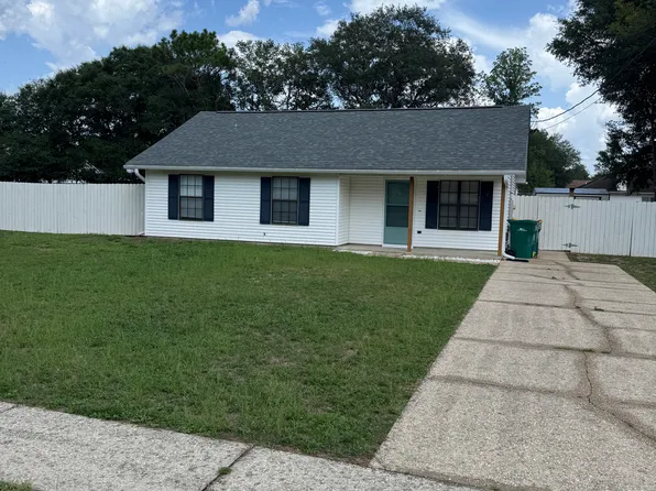 121 Walker Cir, Crestview, FL 32539