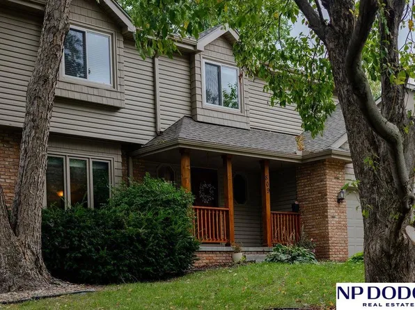 809 Joseph Dr, Papillion, NE 68046