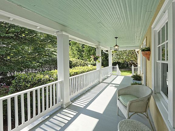 Porch has access either end