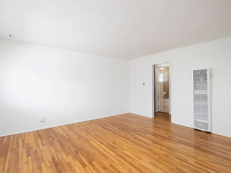 Talmadge Pacific Apartments — Photo 8