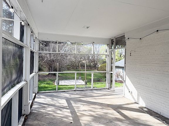 3rd image of 327 Dwyer Ln