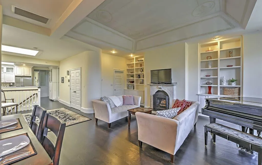 2 bed, 2.0 bath, 1305 sqft, $7,750 — Photo 2