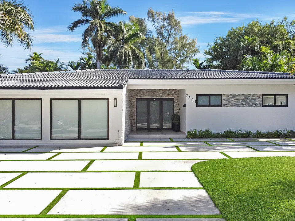 7601 Coquina Dr