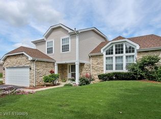 2 Horseshoe Ct, Streamwood, IL 60107