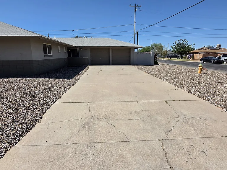 1201 E Barcelona Ave — Photo 2