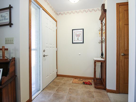 4th image of 303 Dahlke St