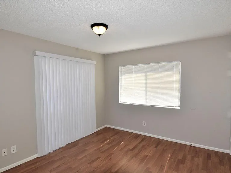 2426 E Waltann Ln — Photo 7