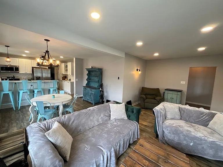 1336 Wolcott Ave — Photo 5