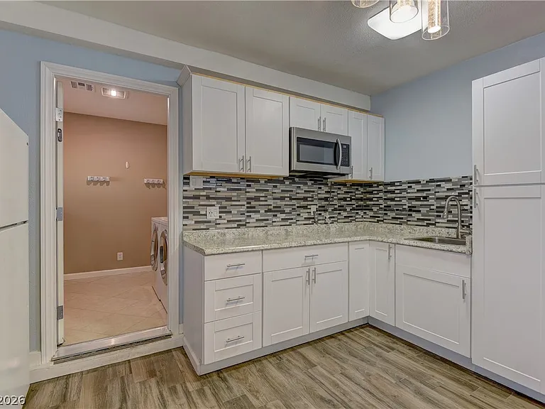 3896 Acapulco Ave — Photo 31