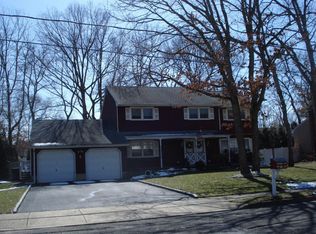 7 Hummingbird Ln, Toms River, NJ 08755