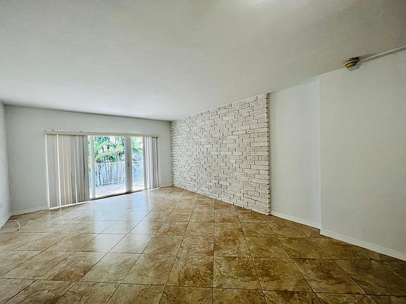 4th image of 950 Bay Dr #12