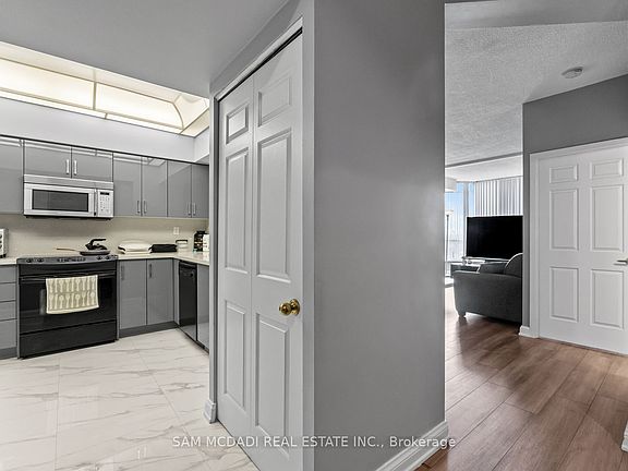 5th image of 24 Hanover Rd #2205