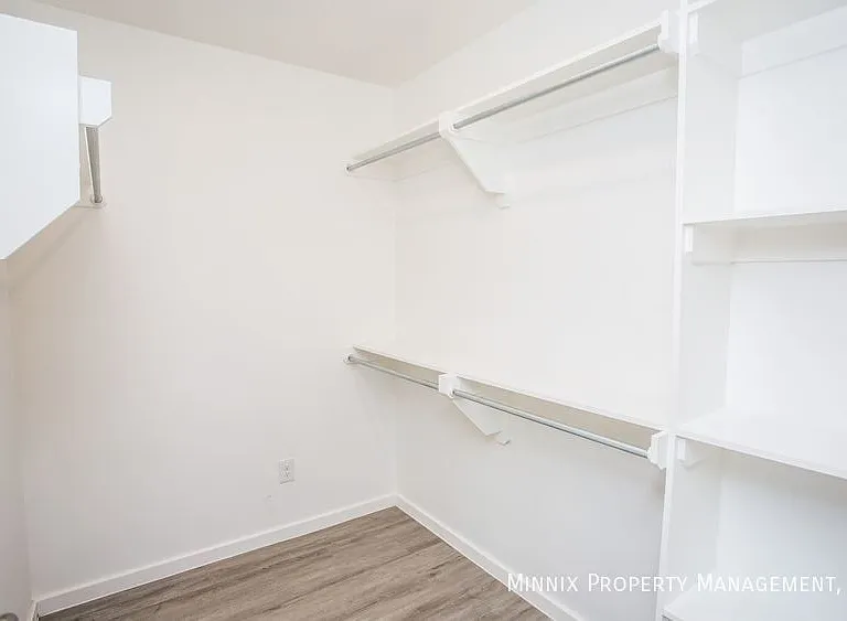 2035 Kenwood Ave — Photo 6