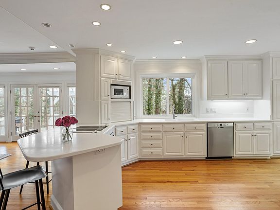 4th image of 3911 Hope Valley Rd