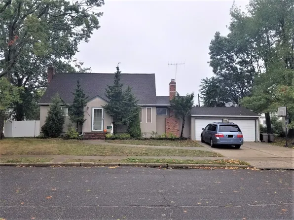 3985 Berrywood Dr, Seaford, NY 11783