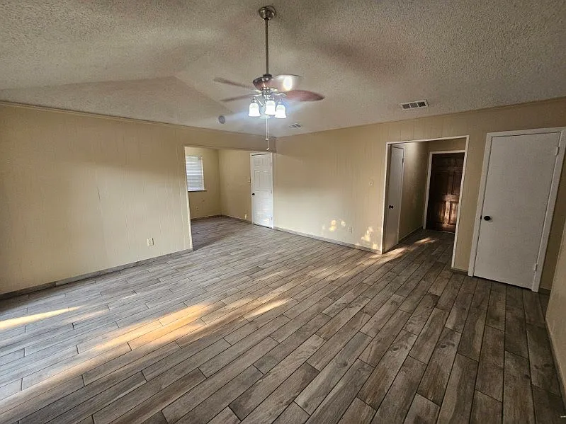 3 bed, 1350 sqft, $1,800 — Photo 3