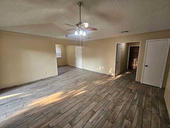 Living Room/Entry
