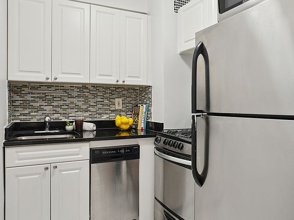 4th image of 401 W 56th St APT 6A