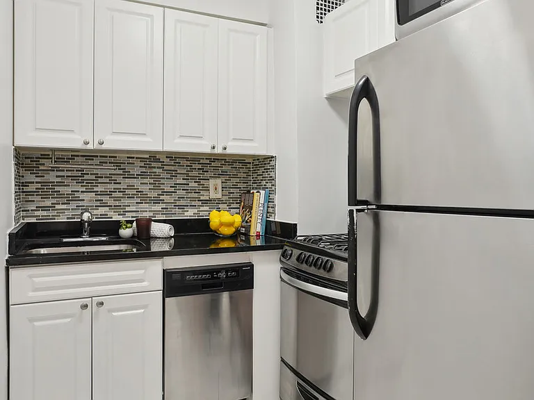 401 W 56th St #6A — Photo 5