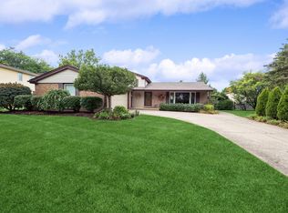 2818 N Brighton Pl, Arlington Heights, IL 60004