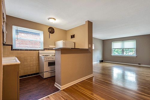 1st image of 4523 Jamieson Ave APT 2N
