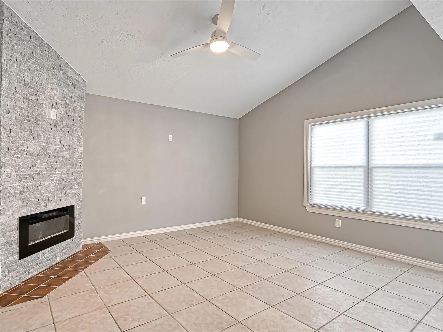 3 bed, 2.5 bath, 1350 sqft, $1,750 — Photo 2