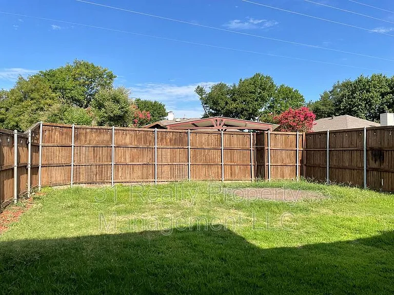 1304 Rosewood Ln — Photo 12