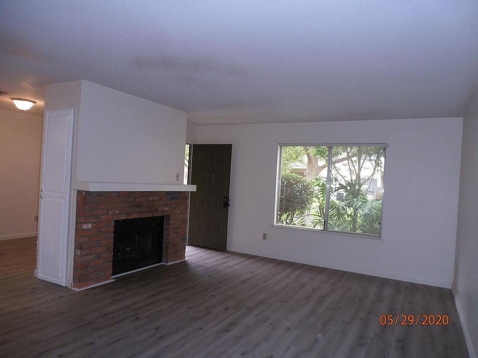 Enter to Living Rm