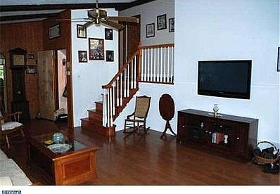4th image of 910 Sylvania Ave