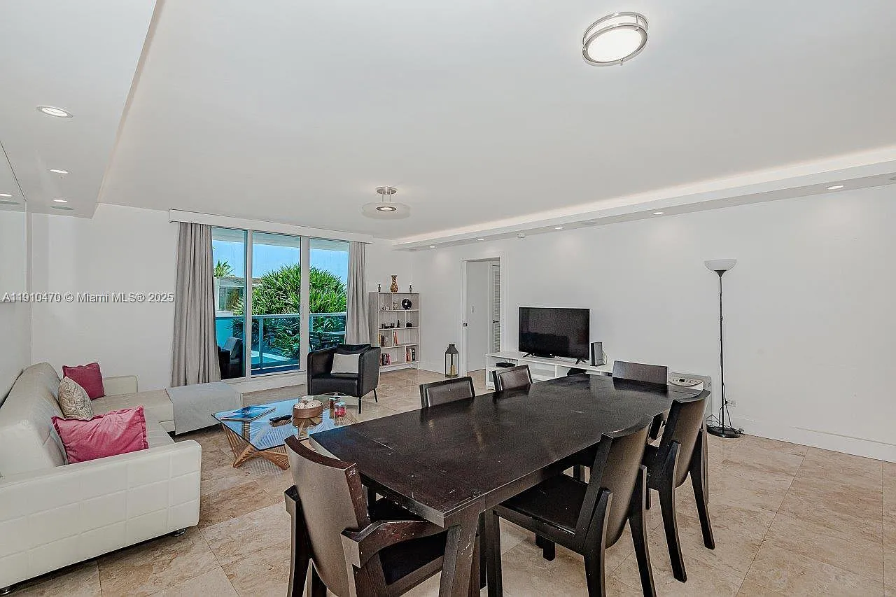 Roney Palace Condo — Photo 3