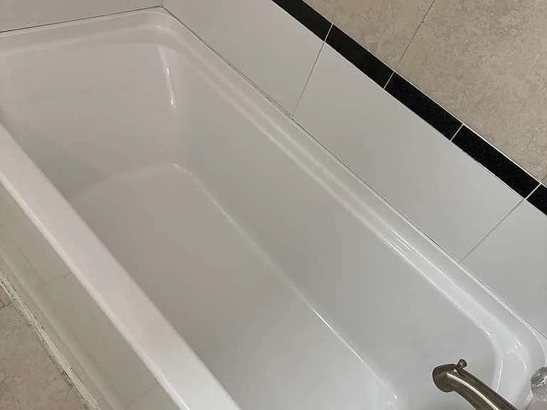 Bright, spotless bathtub included, bathroom fully equipped