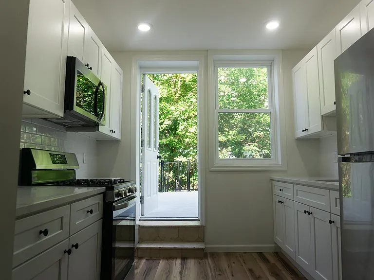 576 Newark Ave #1L — Photo 4