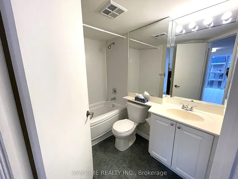 1000 King St W #317 — Photo 17