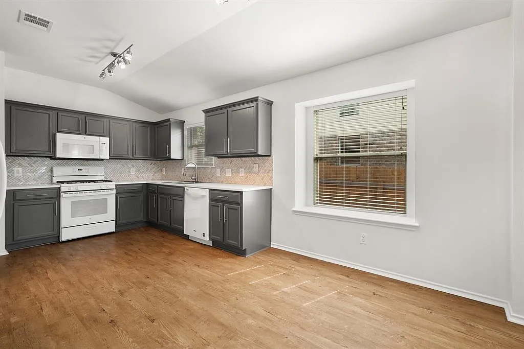 3 bed, 2.0 bath, 1528 sqft, $2,100 — Photo 4