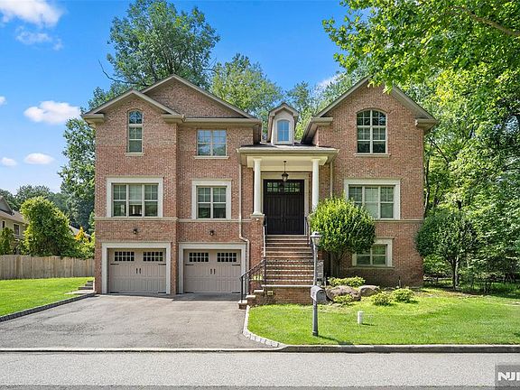 3rd image of 190 McKenna Dr