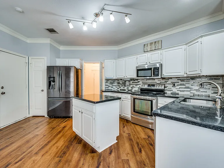 804 Santa Fe Trl — Photo 3