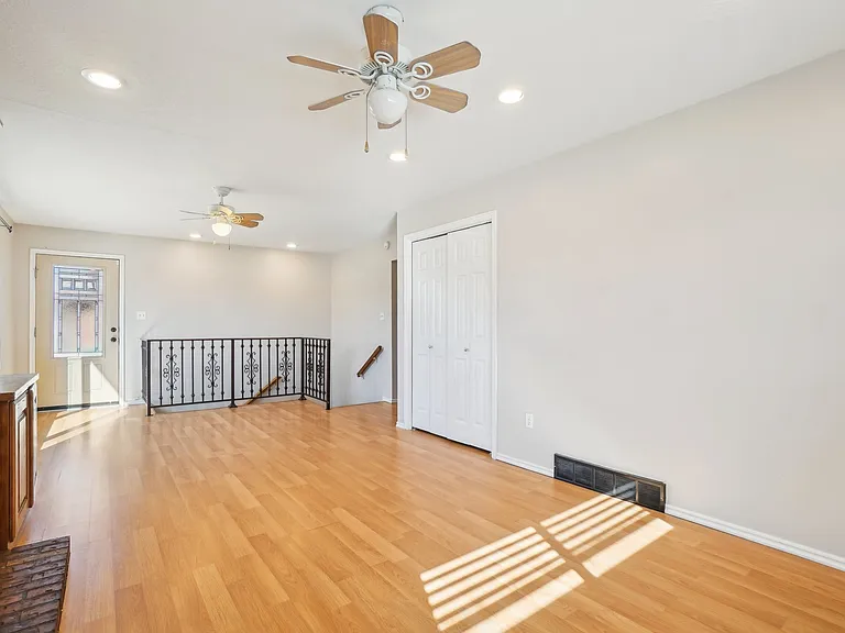 240 W 220th St S — Photo 16