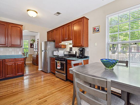 3rd image of 44 Eastbridge Dr