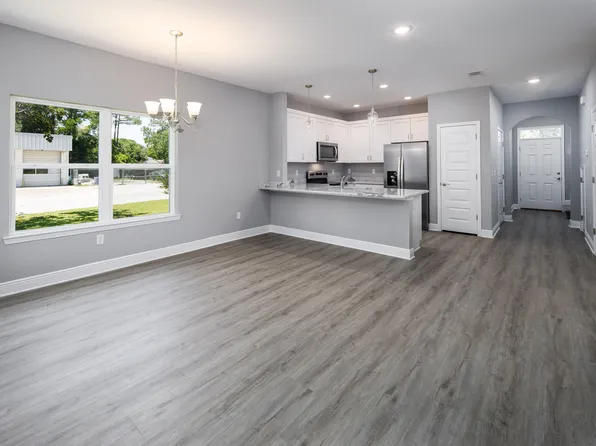 1009 Skylark Rd, Mary Esther, FL 32569