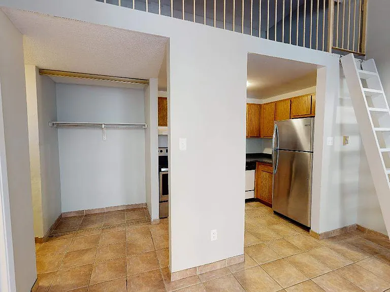 430 Adelaide St N — Photo 3