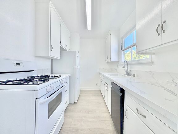 2nd image of 435 San Vicente Blvd Unit H