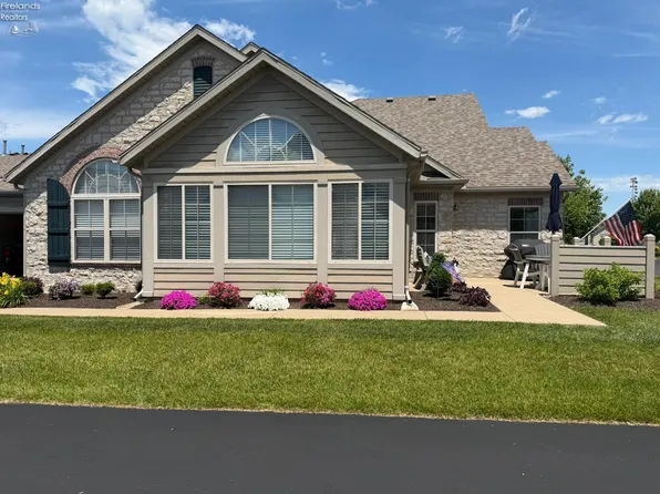 2749 Canterbury Cir, Port Clinton, OH 43452