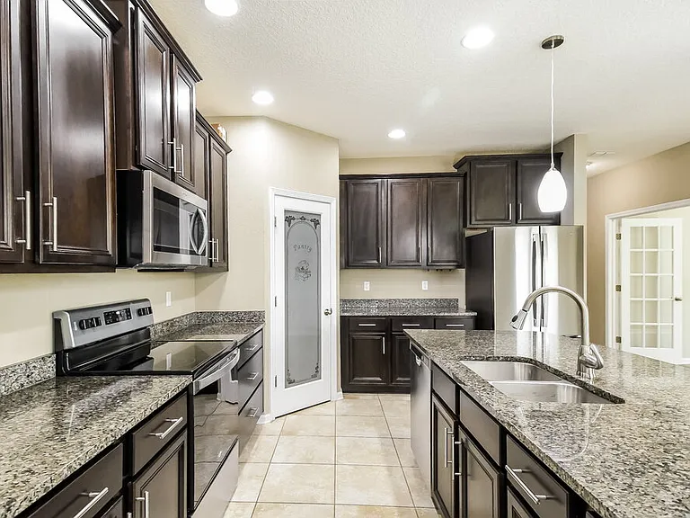 918 Glendale Ln — Photo 8